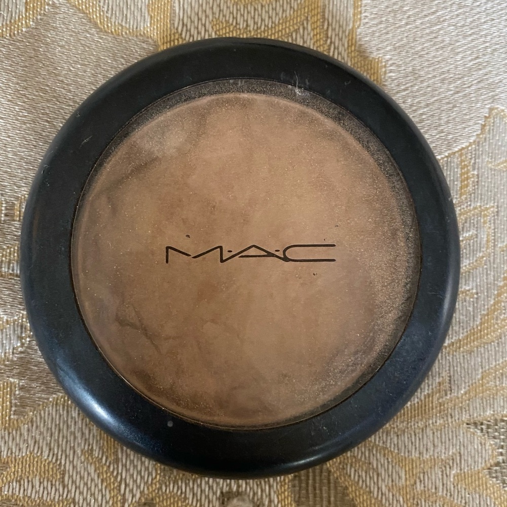 MAC highlight powder